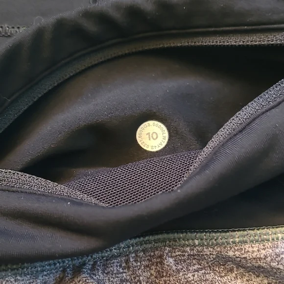 Women's Luulemon Heathered Black and Gray Shorts - Size 10 - Picture 5 of 6